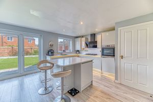 Kitchen/Breakfast Room- click for photo gallery